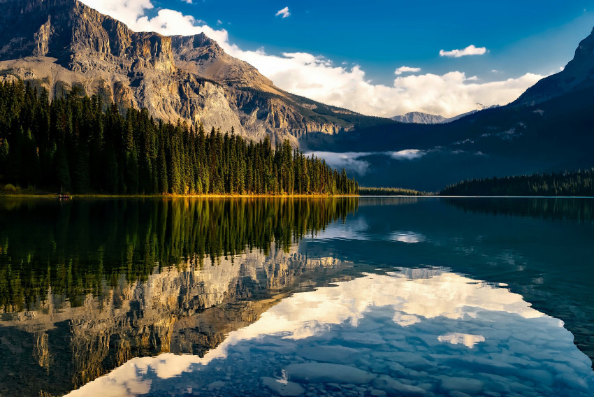 kanada-i-piekny-widok-na-gory-i-jezioro-